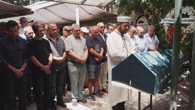 Düşen uçakta hayatını kaybeden pilot son yolculuğuna uğurlandı, oğlu fenalaştı