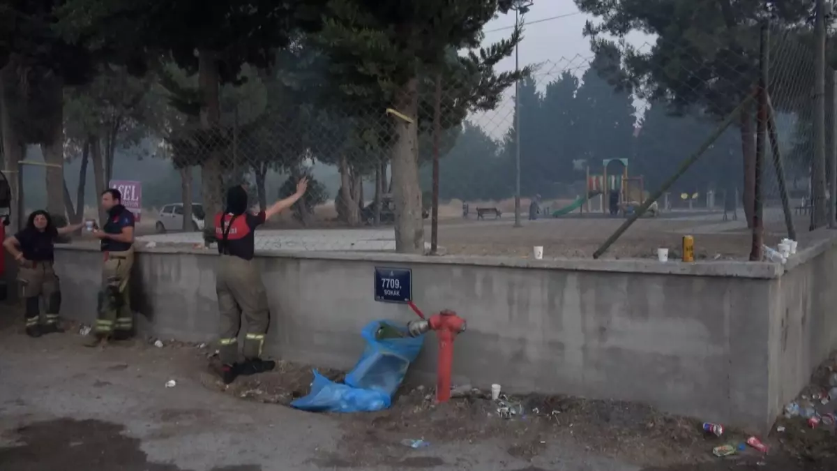 İzmir\'de Yangın 15 Saattir Sürüyor