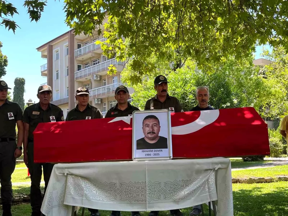 İzmir\'deki yangında şehit olan orman personelinin cenazesi törenle memleketine uğurlandı