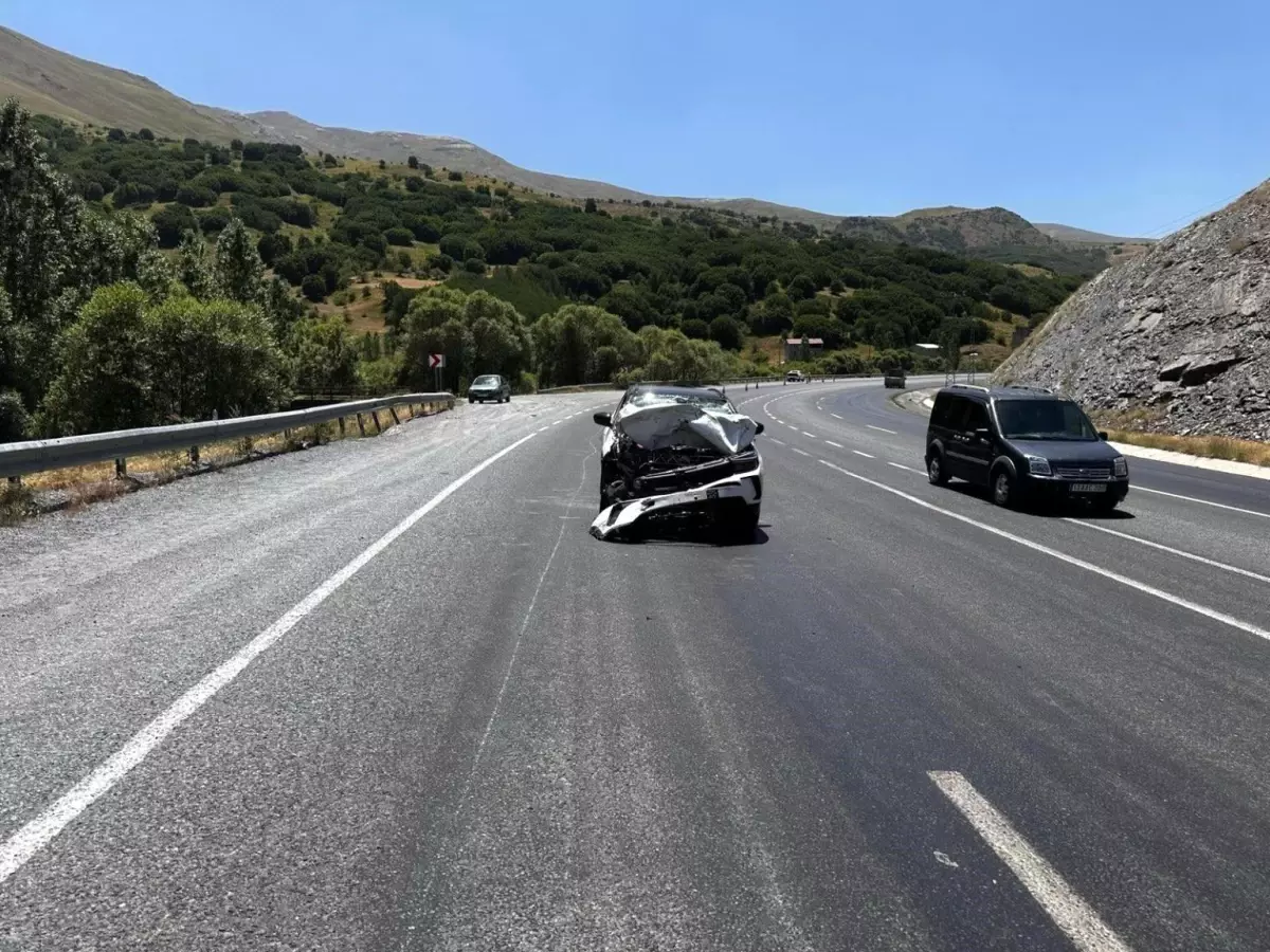 Tatvan\'da Trafik Kazası: 5 Yaralı