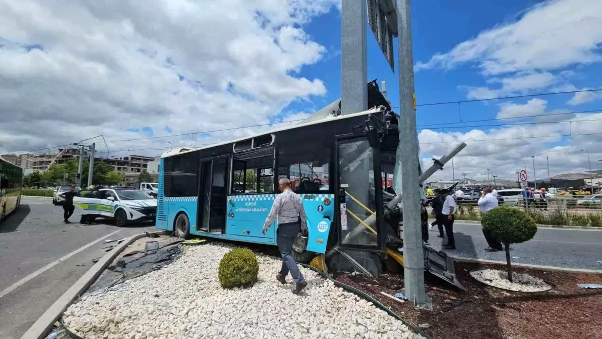 Kayseri\'de Tır, Otobüs ve Automobile Çarptı: 8 Yaralı