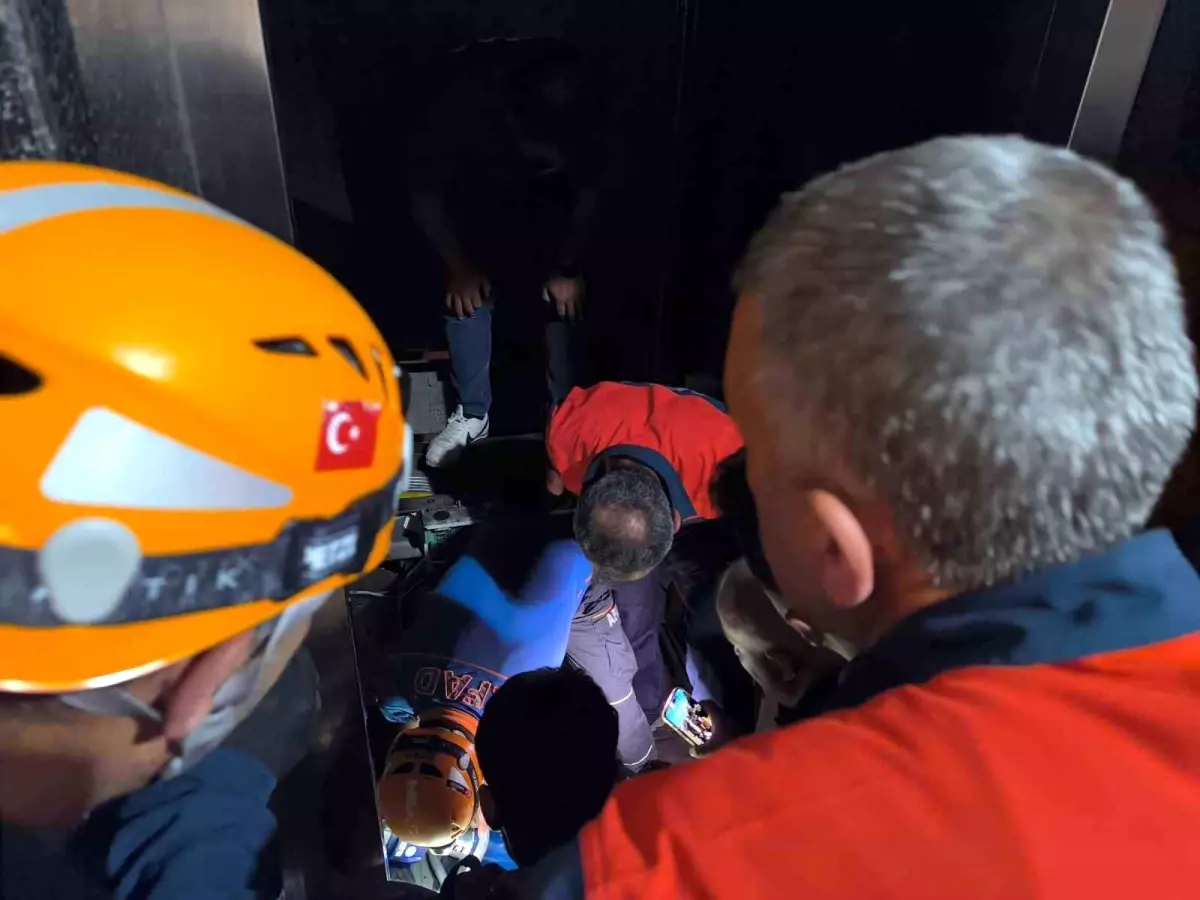 Tuşba\'da Asansörde Mahsur Kalan 8 Kişi Kurtarıldı