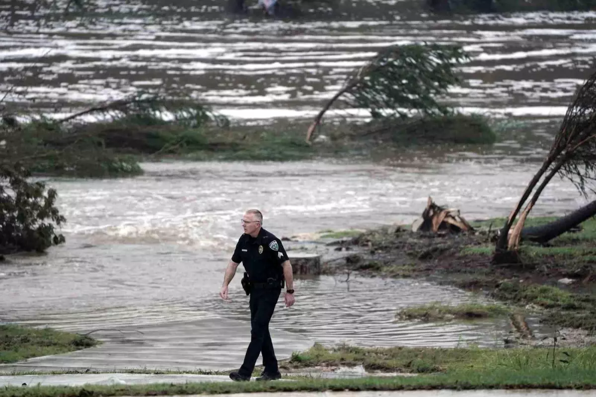 Texas\'ta Sel Felaketi: 27 Kişi Hayatını Kaybetti, 27 Çocuk Kayıp