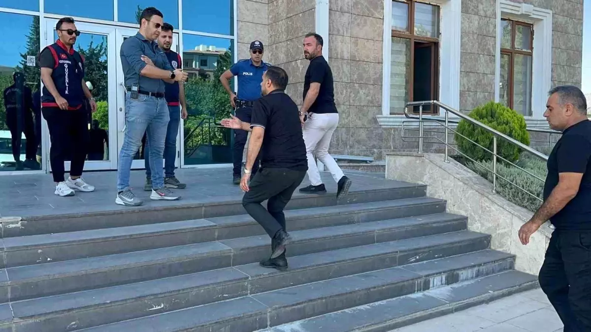 Adıyaman Belediye Başkanı ve Yardımcısı Gözaltına Alındı