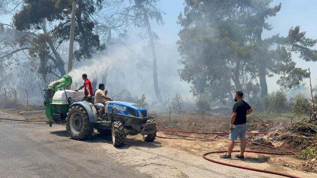 Antalya yine alevlere teslim! Turistler yangına müdahale ediyor