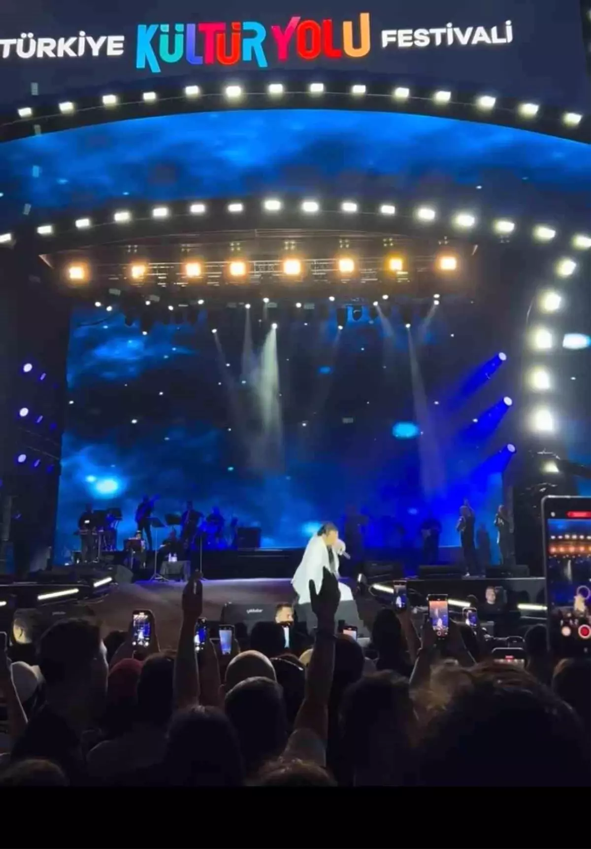 Bayhan\'ın konserinde sahnede talihsiz kaza!