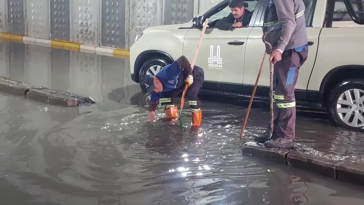 Erzurum\'da Sağanak Yağış Hayatı Olumsuz Etkiledi