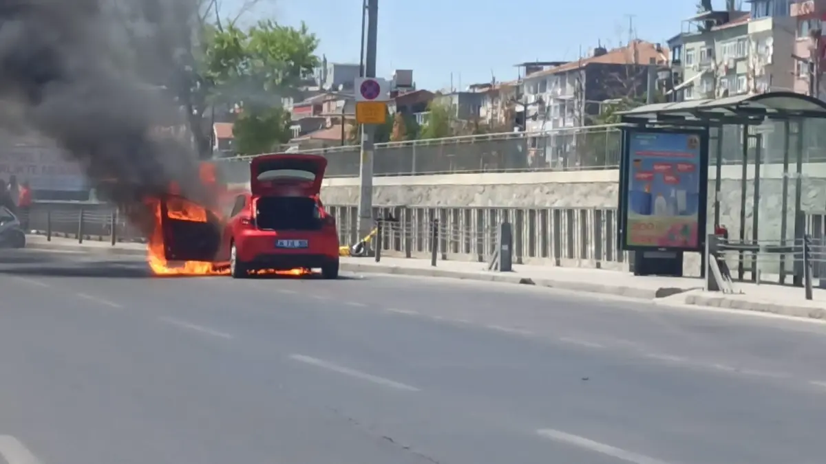 Fatih\'te Otomobil Yangını