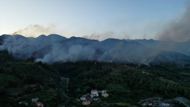 Hatay'da orman yangını 2'nci günde sürüyor