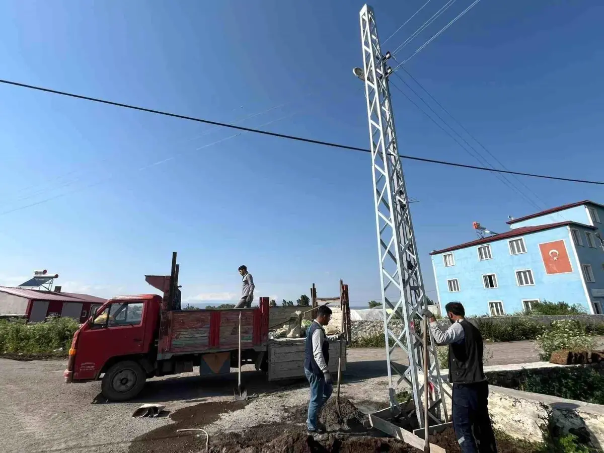 Kırsalda Elektrik Direkleri Yenileniyor