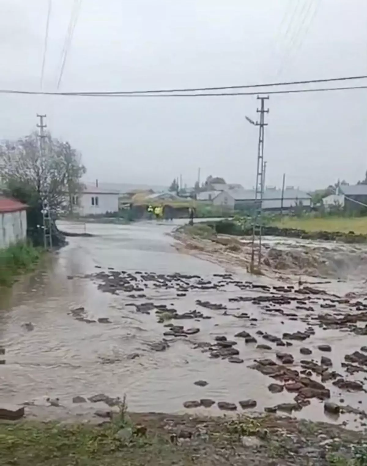 Kars\'ta Sel Felaketi: Evler ve Bahçeler Sular Altında