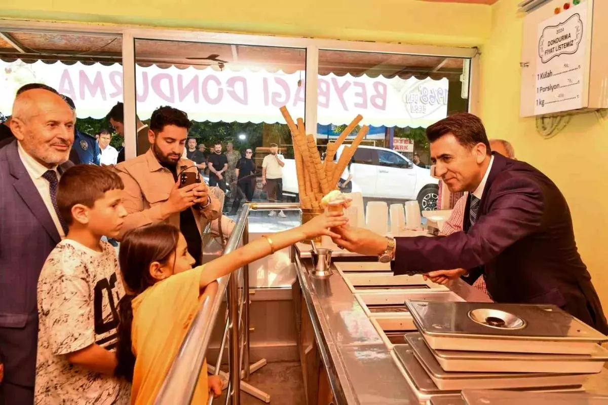 Vali Şefik Aygöl Pertek\'te Çocuklara Dondurma İkram Etti