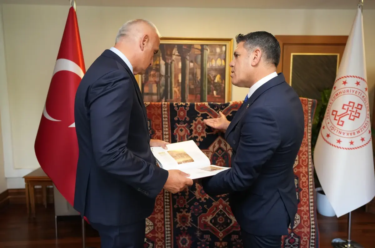 5 Asırlık Uşak Halısı Türkiye\'ye Döndü