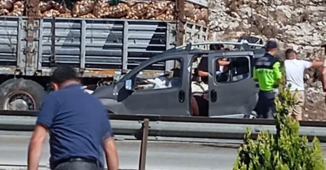 Adana'da TIR'a arkadan çarpan hafif ticari araçtaki 5 kişi hayatını kaybetti