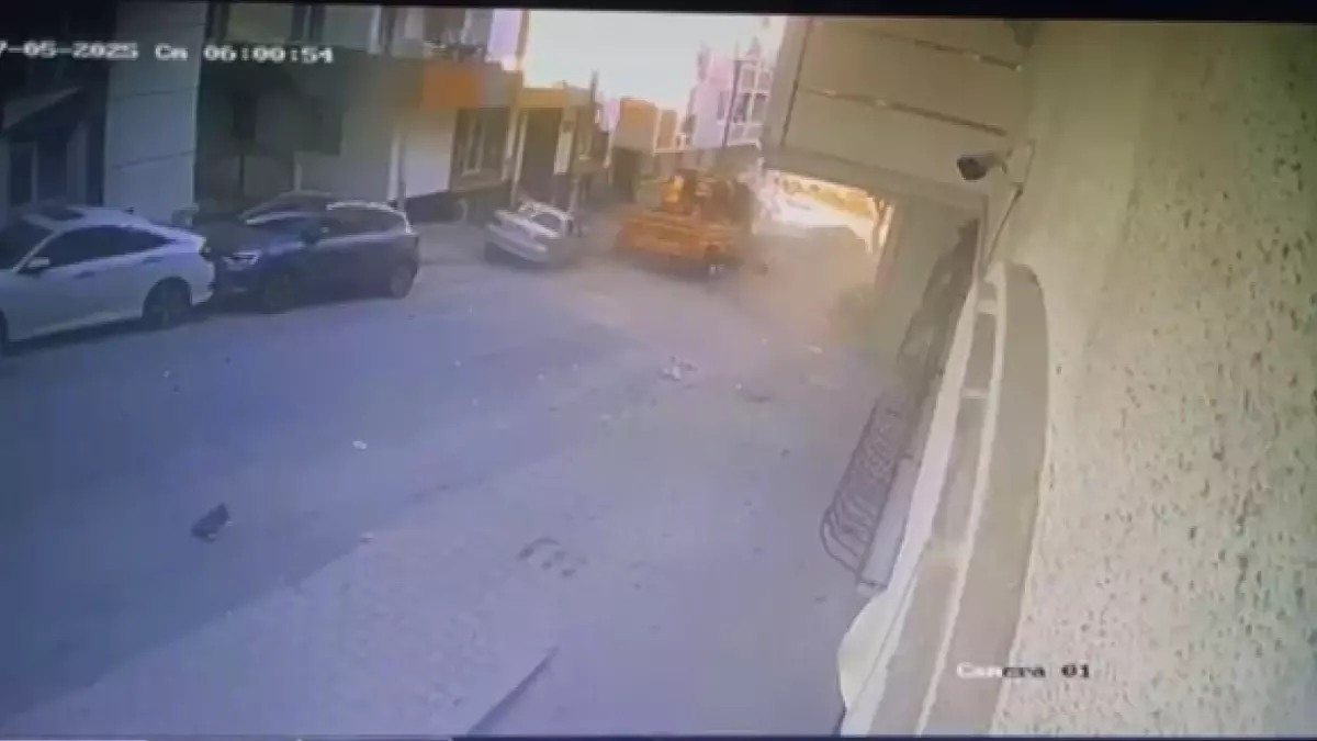 Bağcılar\'da Kontrolden Çıkan Vinç 23 Araca Çarptı