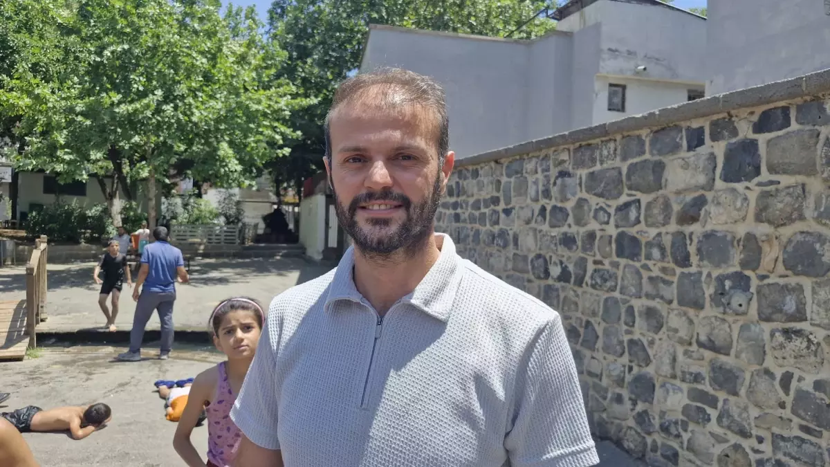 Diyarbakır\'da Çocuklar Yasak Olan Süs Havuzunda Serinledi