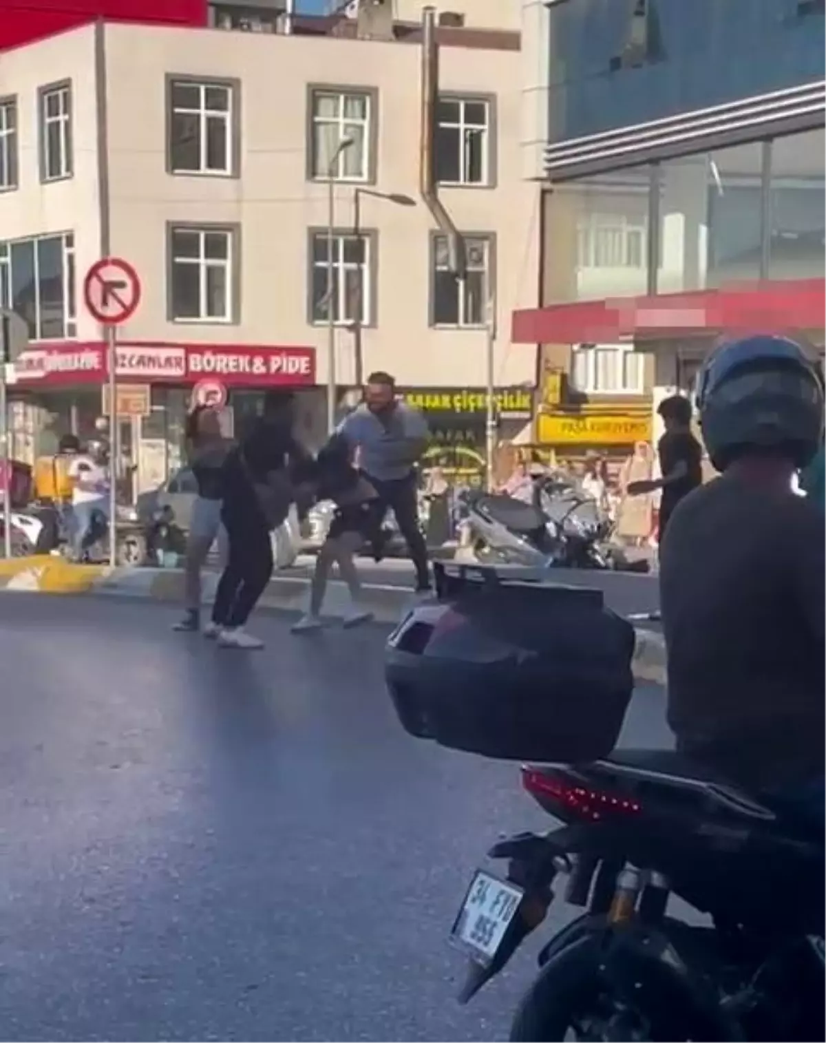Esenyurt\'ta Motosikletli Kadınlara Saldırı