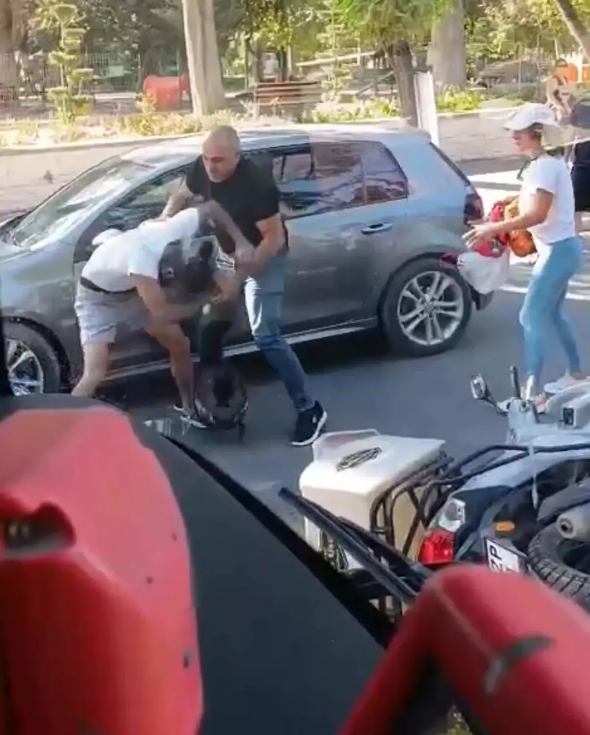 İzmir\'de Motosikletli Kurye ve Taksi Şoförü Kavga Etti