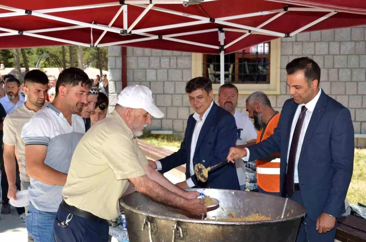 Söğüt\'te Geleneksel Şifalı Pilav Etkinliği Yoğun İlgi Gördü