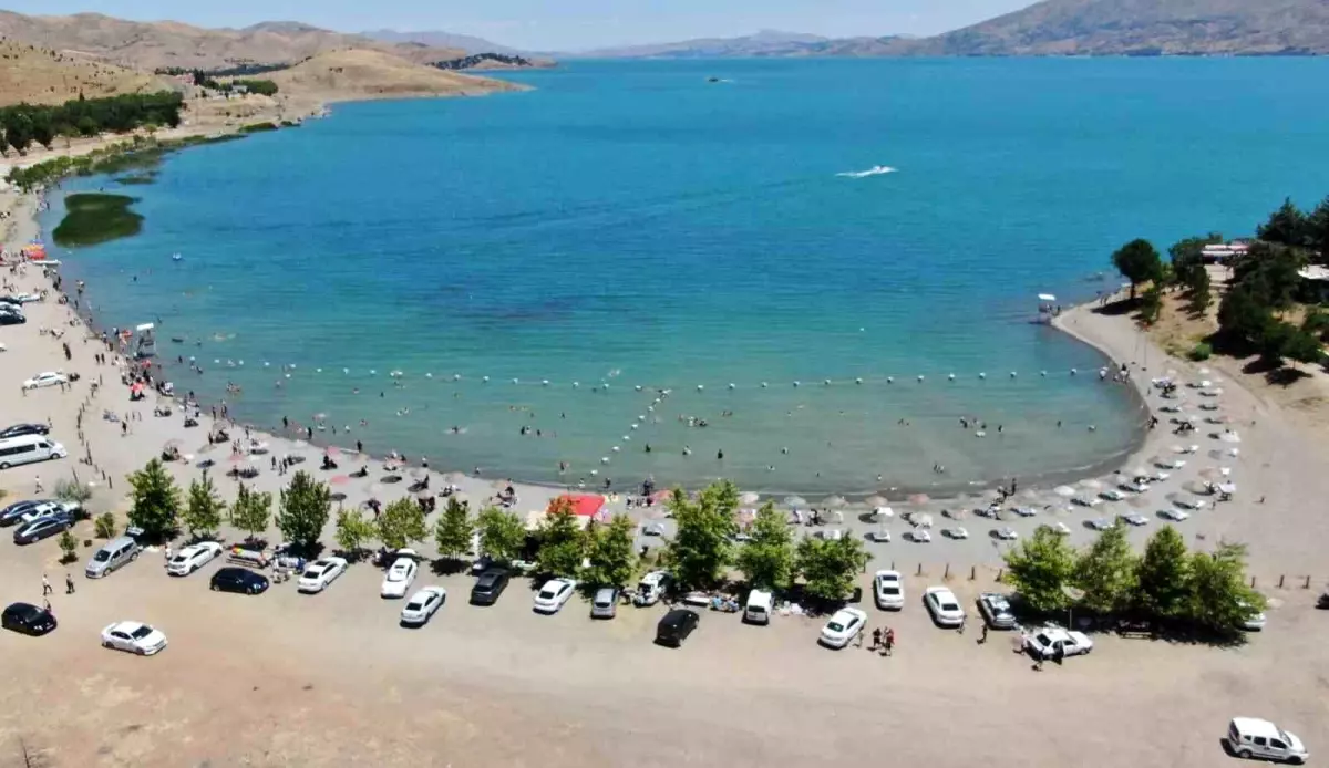 Hazar Gölü\'ne Tatilci Akını