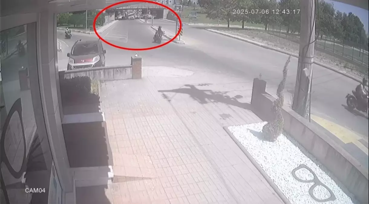Yalova\'da TIR Alt Geçide Sıkıştı