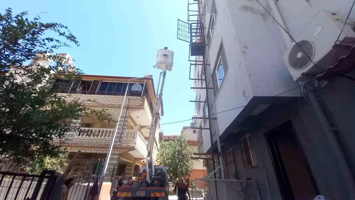 Asansörde Mahsur Kalan Yaşlı Kadın İtfaiye Ekipleri Tarafından Kurtarıldı