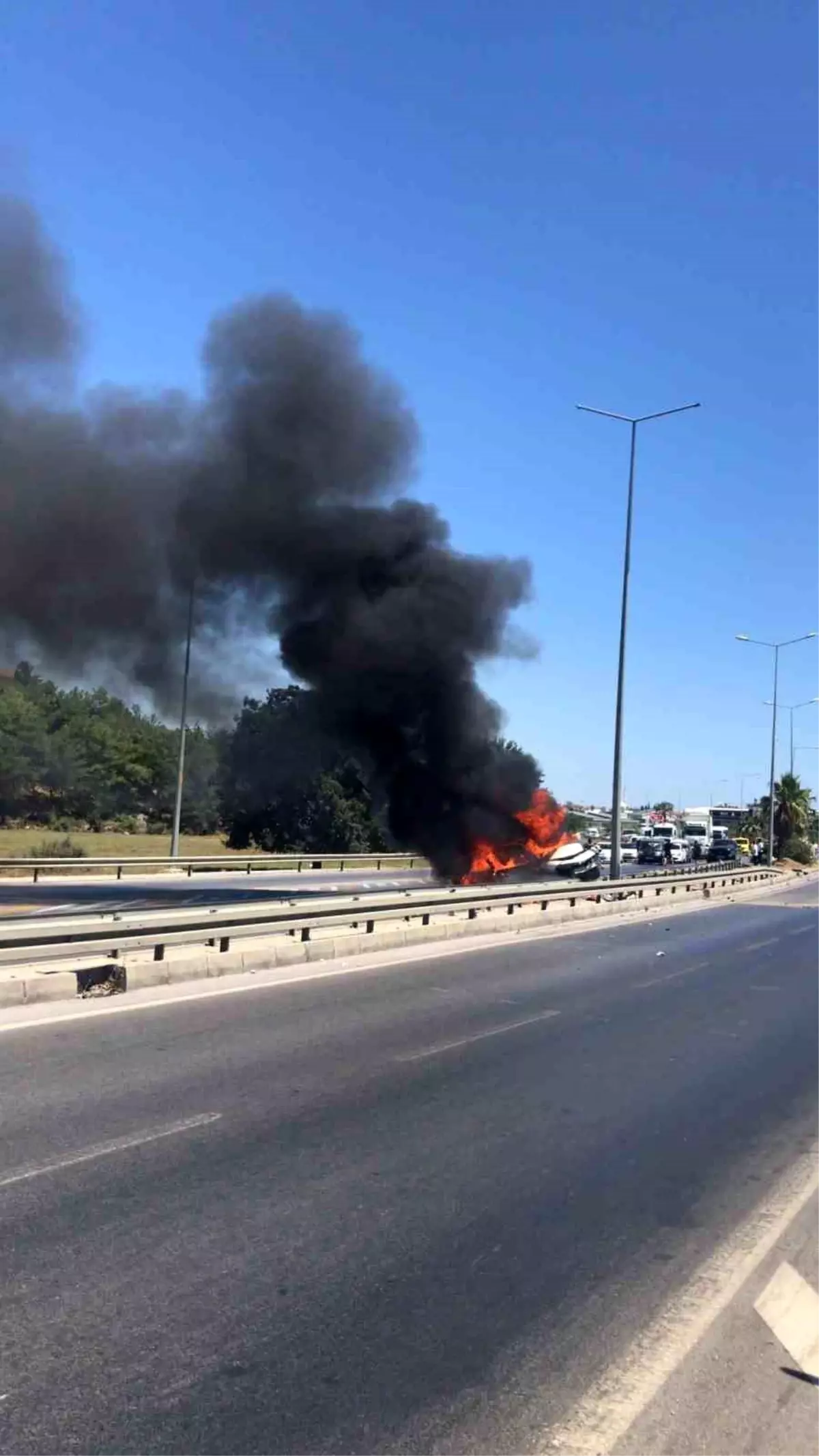 Manavgat\'ta araç yangını: 2 yaralı