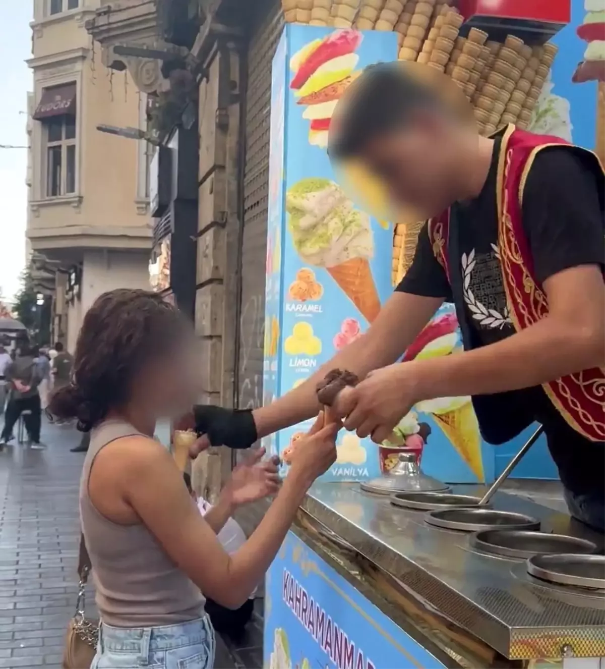 Beyoğlu\'nda Dondurmacı Tacizi: İşletme Mühürlendi
