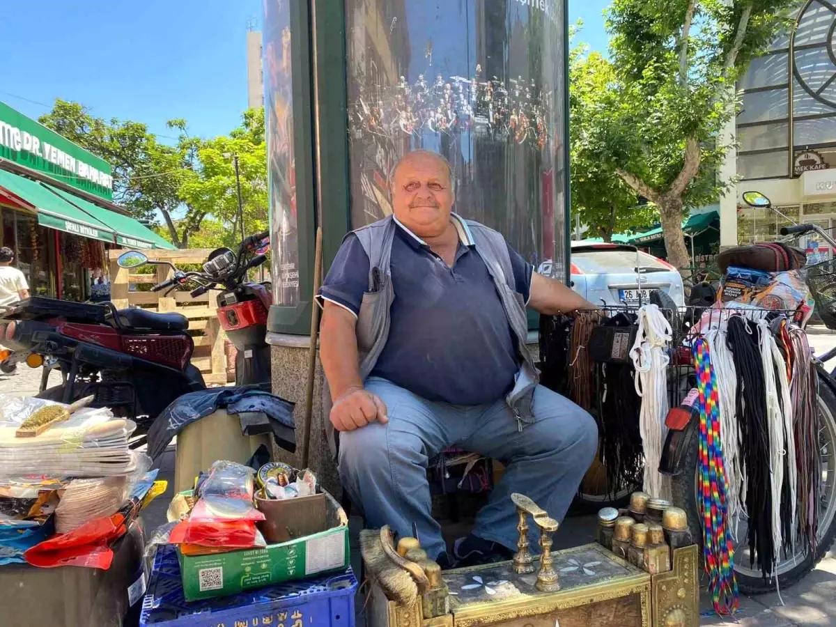 75 Yaşındaki Selahattin İnce, Emeklilikte Ayakkabı Boyacılığına Dönüş Yaptı