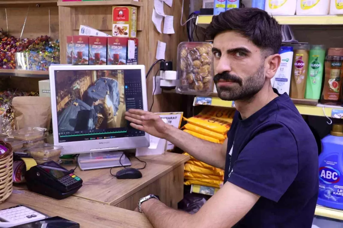 Sivas\'ta Hırsızlık: Gençler Güvenlik Kamerasında