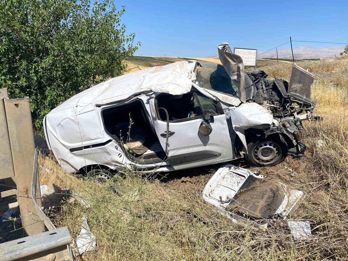 Adıyaman\'da Şarampole Yuvarlanan Araçta 1 Ağır Yaralı