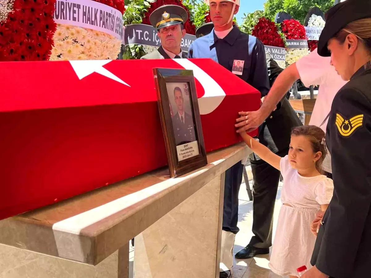 Minik Deniz\'den şehit babasına son bakış