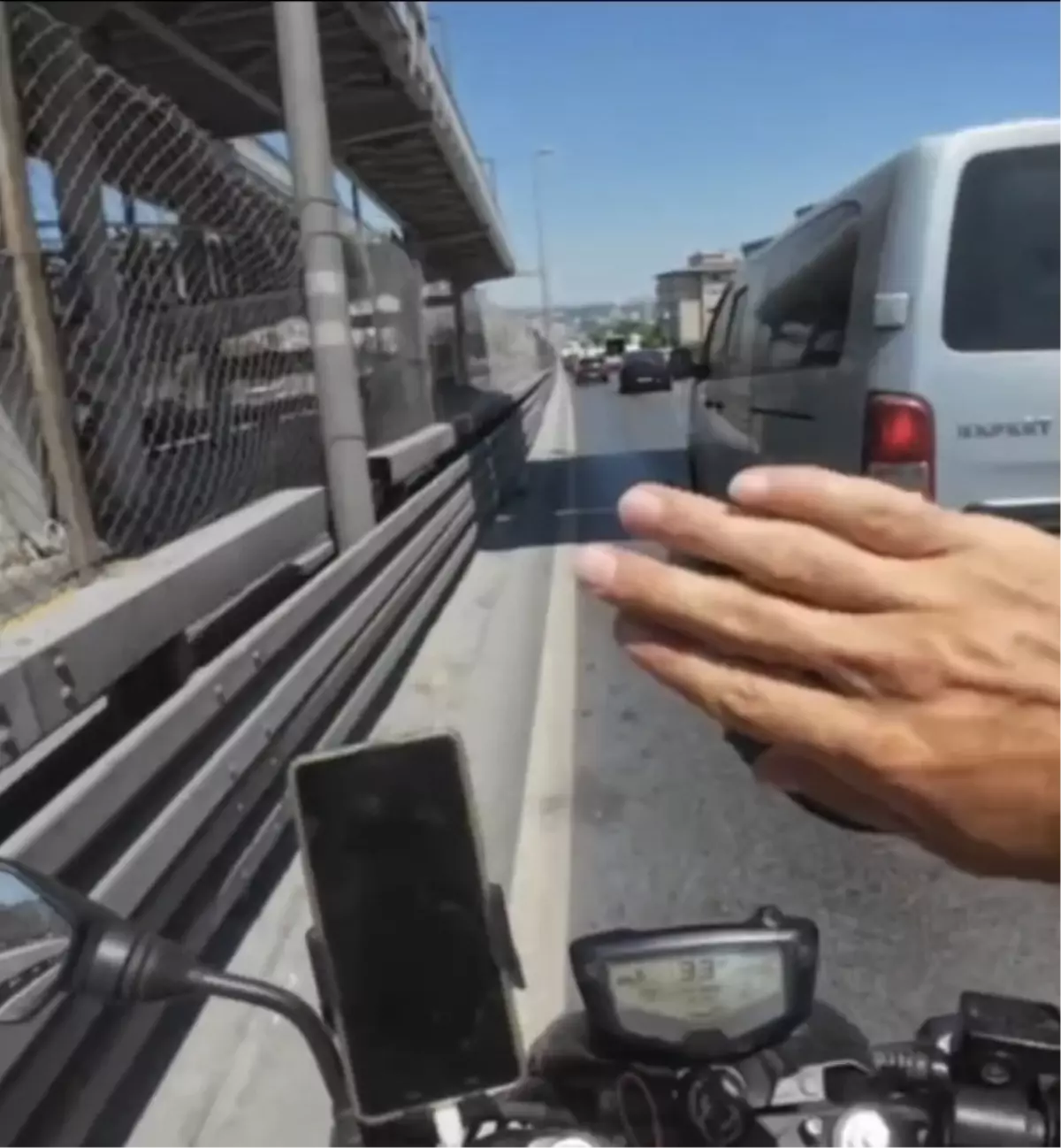 Motokuryeden Ambulansa Yol Açma Çabası