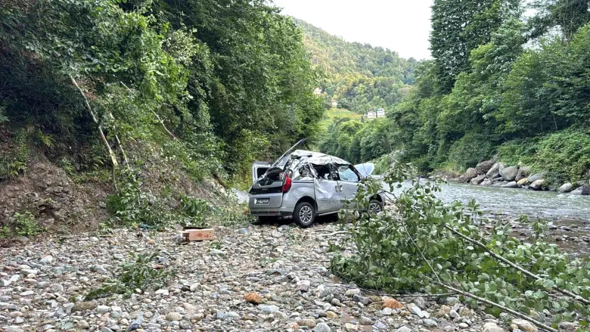 Rize\'de Araç Dereye Yuvarlandı