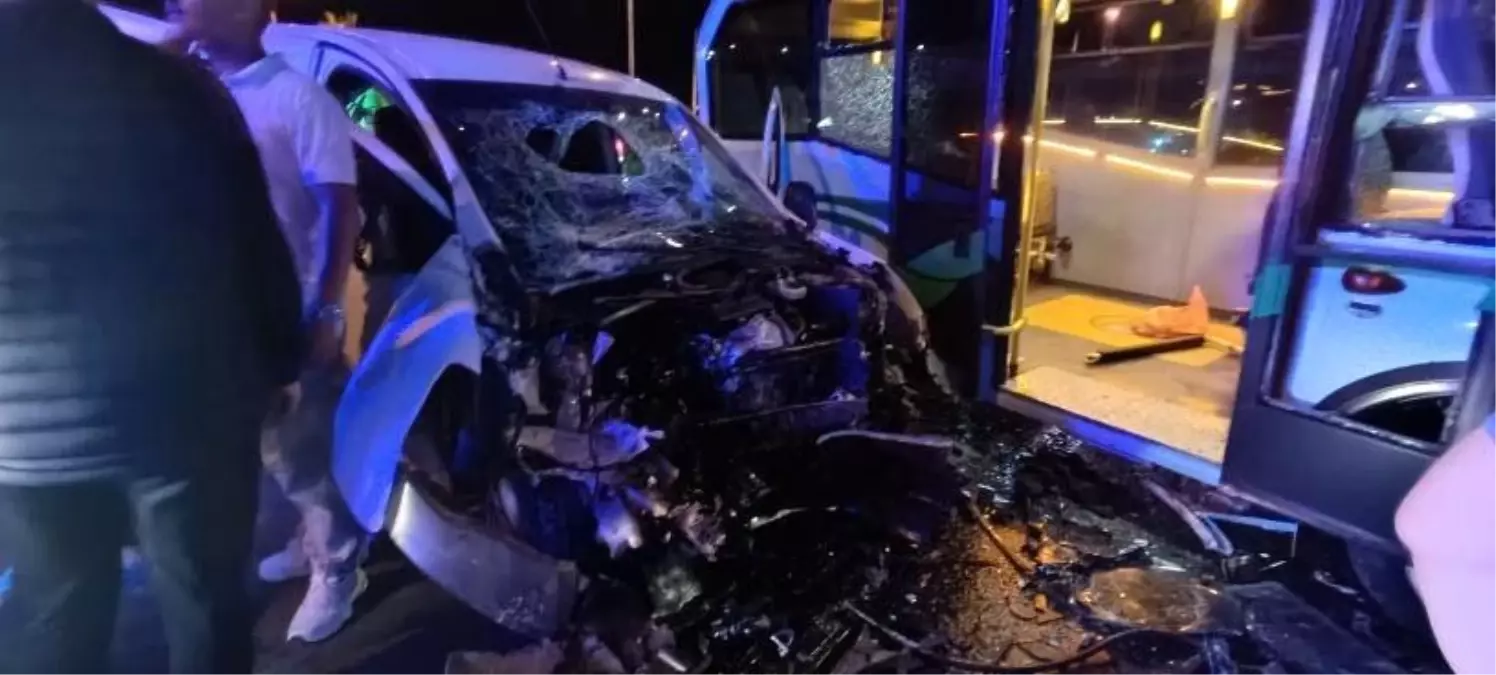 Rize\'de minibüs ile hafif ticari araç çarpıştı: 10 yaralı