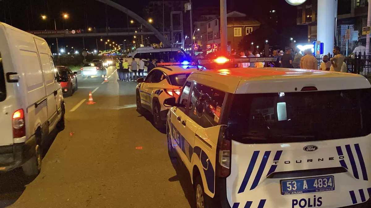 Rize\'de Minibüs ile Ticari Araç Çarpıştı: 10 Yaralı