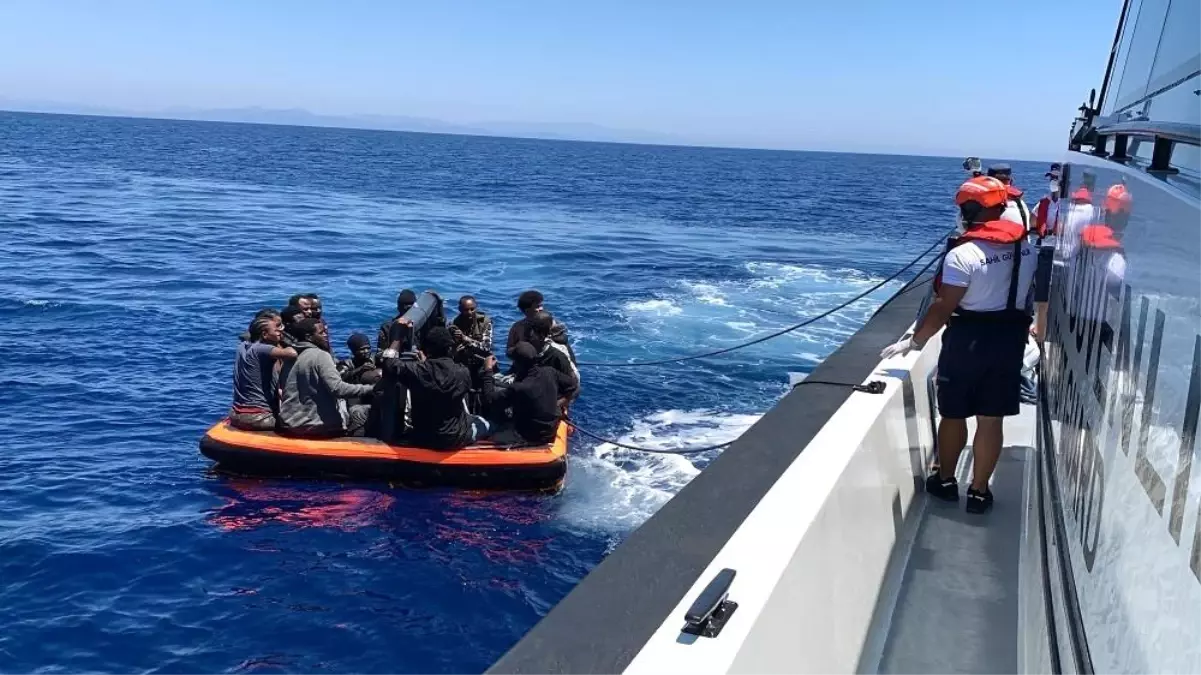 Urla açıklarında 24 göçmen kurtarıldı