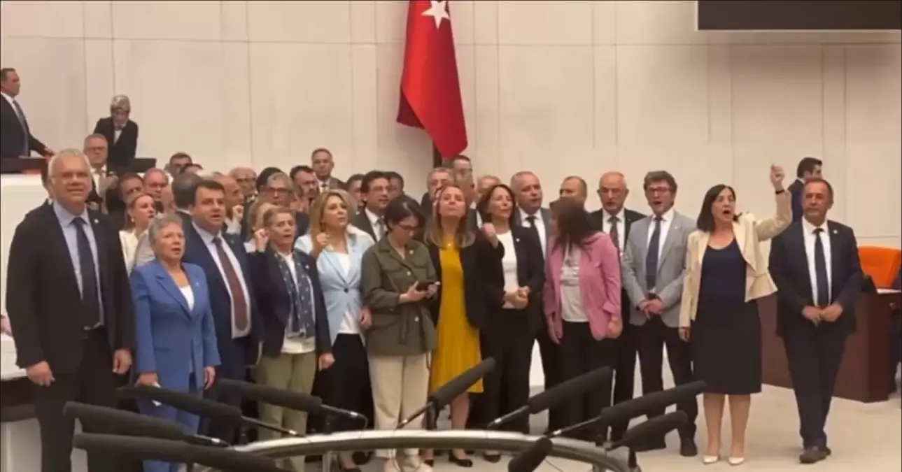CHP\'lilerin Protestosu ile Genel Kurul Kapandı