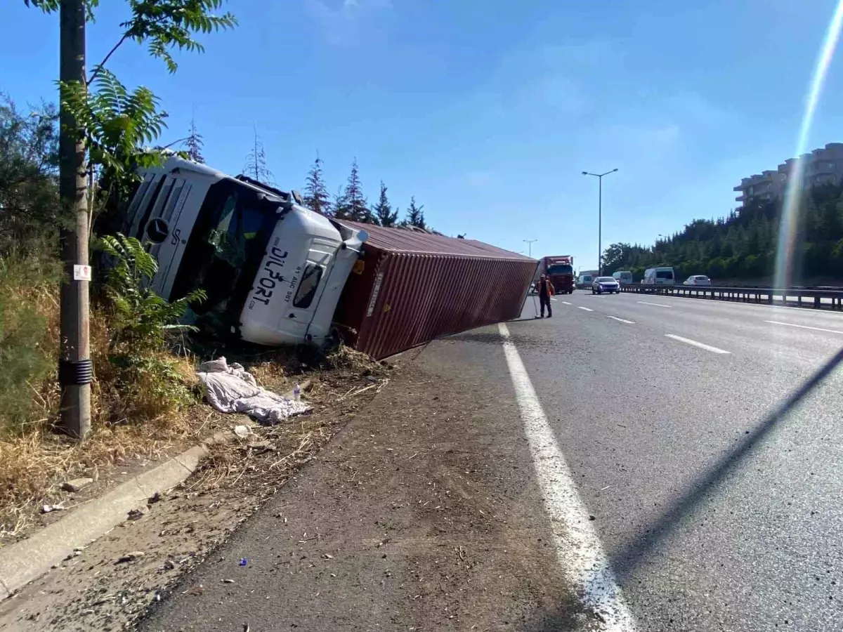 İzmit\'te Tır Devrildi, Sürücü Hafif Yaralandı