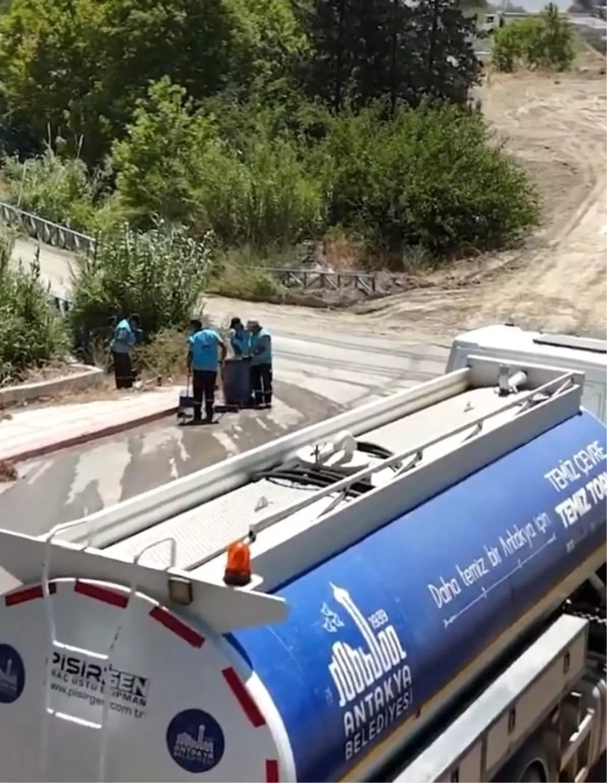 Antakya Belediyesi Yangınla Mücadele Sonrası Temizlik Çalışmalarına Başladı