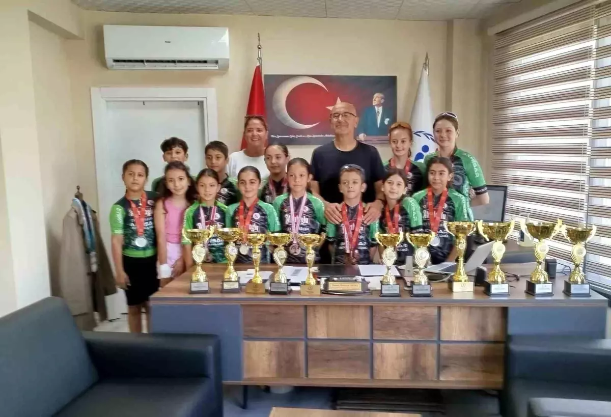 Akhisar Bisiklet Takımı\'ndan Kulüp Başkanı\'na Ziyaret