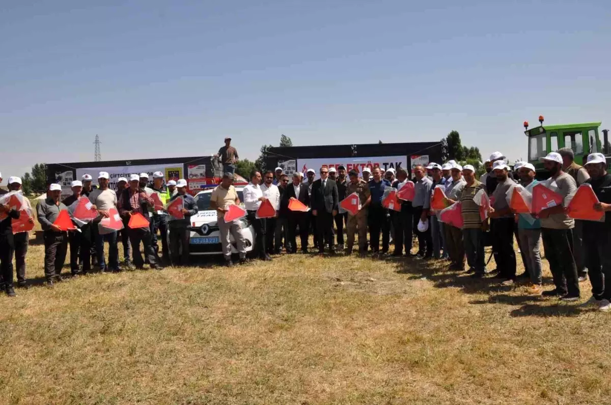 Muş\'ta Traktör Kazalarını Önlemek İçin Reflektör Uygulaması Başlatıldı