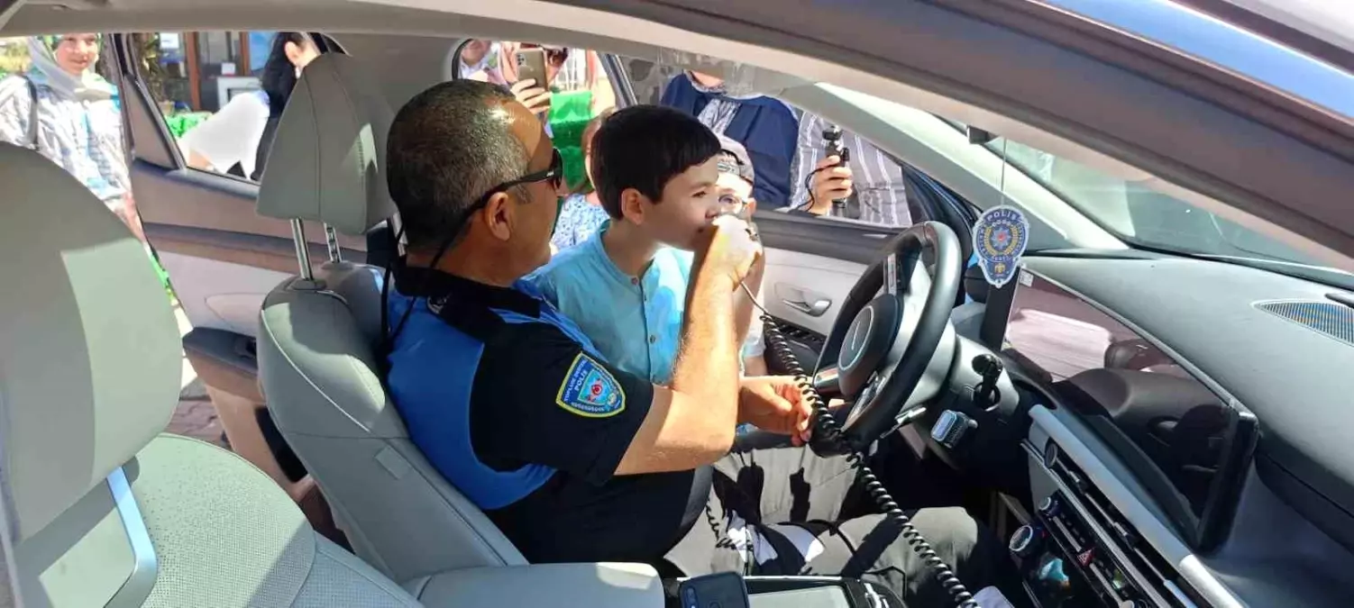 Kayseri\'de Özel Çocuklar Atlı Polis Tesisinde Eğlenceli Gün Geçirdi