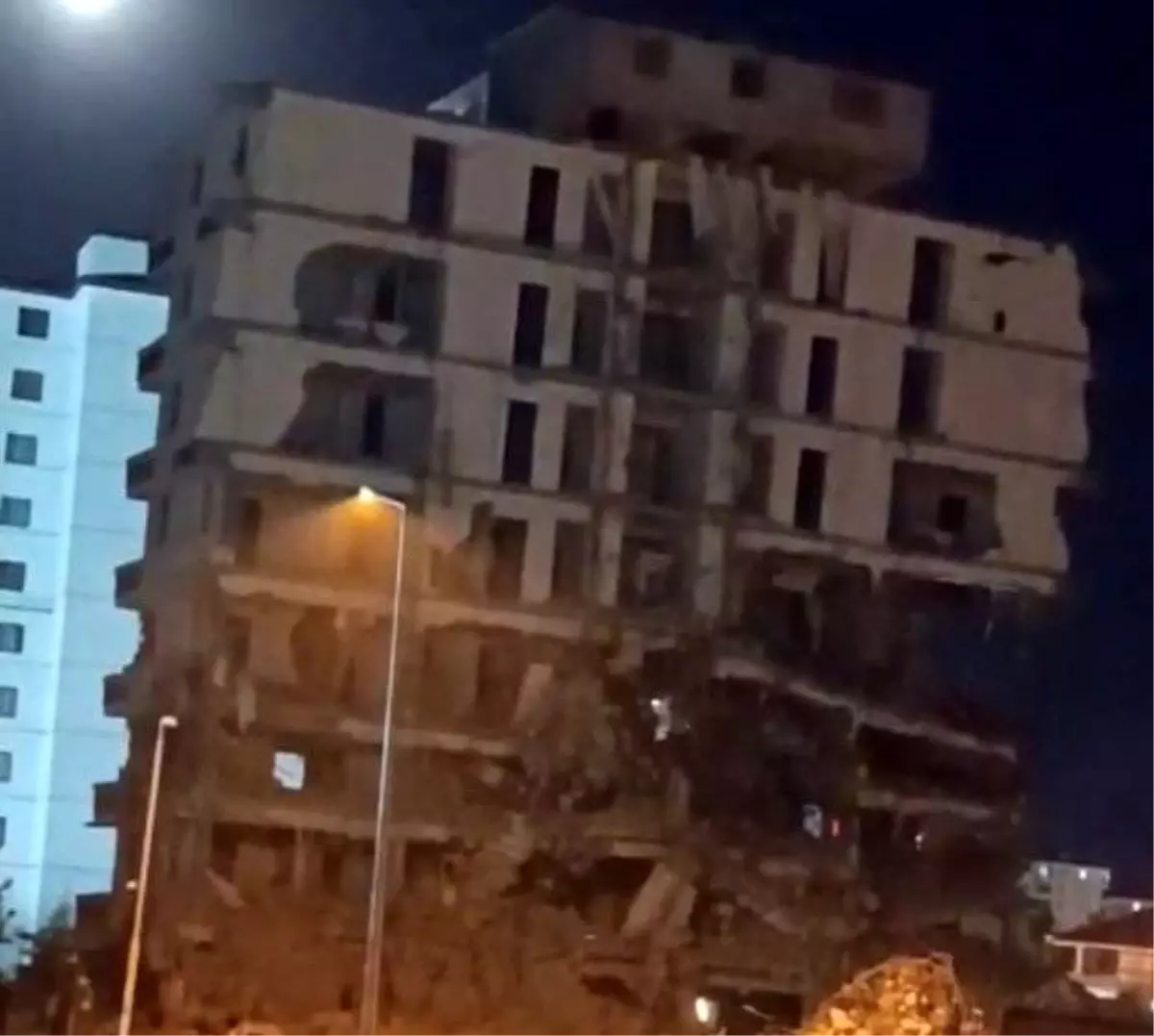 Malatya\'da Ağır Hasarlı Bina Yıkıldı