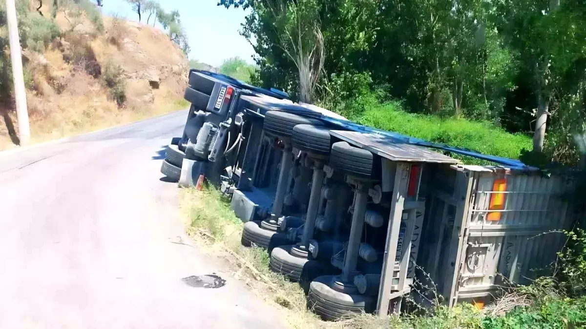 Söke\'de Tır Şarampole Devrildi