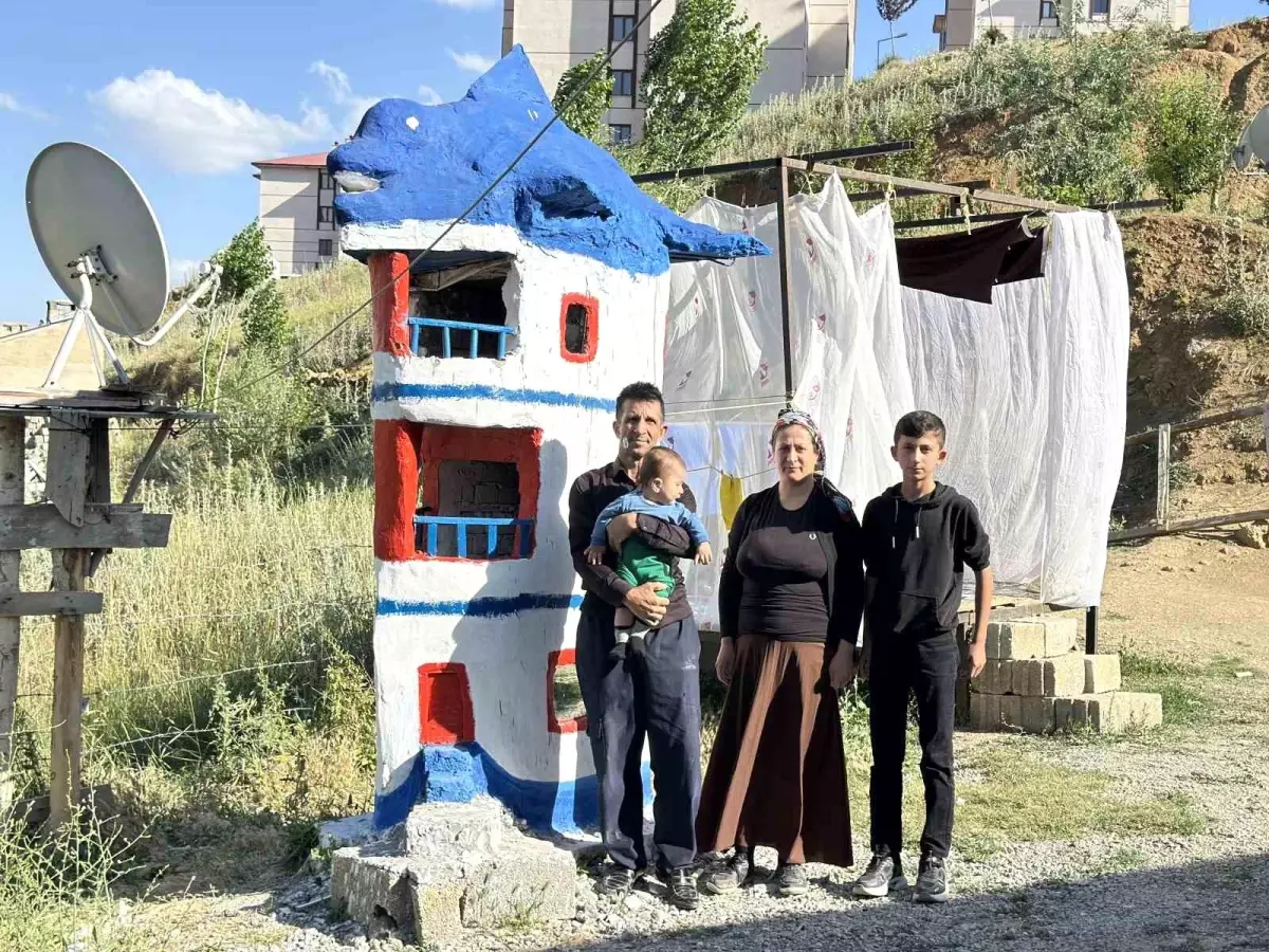 Yüksekova\'da Hayalin Gemi Figürlü Maket Evi