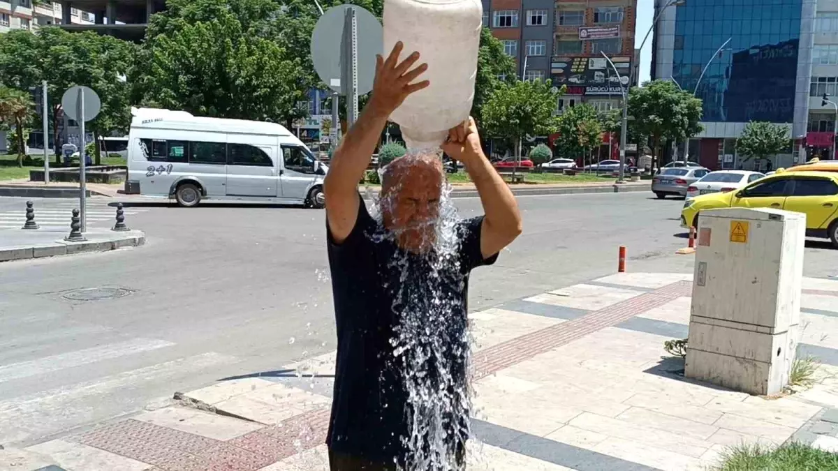 Hava sıcaklığının 45 dereceyi bulduğu kentte vatandaşlar böyle serinledi