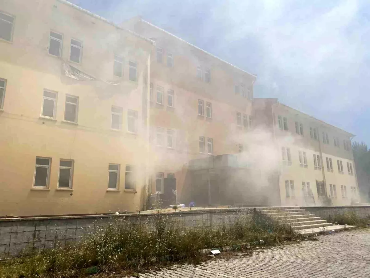 Samsun\'da Eski Hastanede Yangın: İtfaiye Ekipleri Müdahale Etti