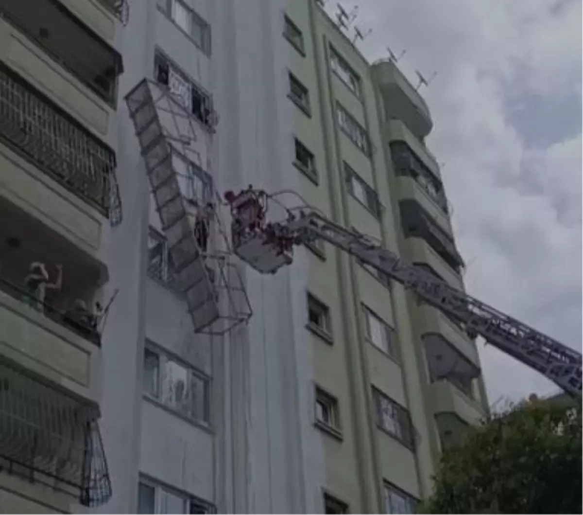 Adana\'da Boya İşçisi İskeleden Asılı Kaldı