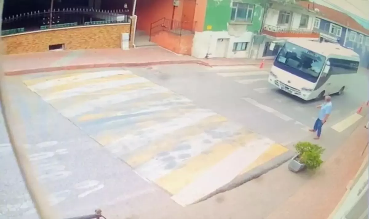 İzmit\'te Midibüs Yayanın Altında Kaldı